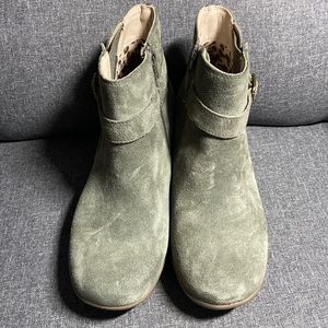 Sketchers 8 wide, olive suede wedge ankle boots.